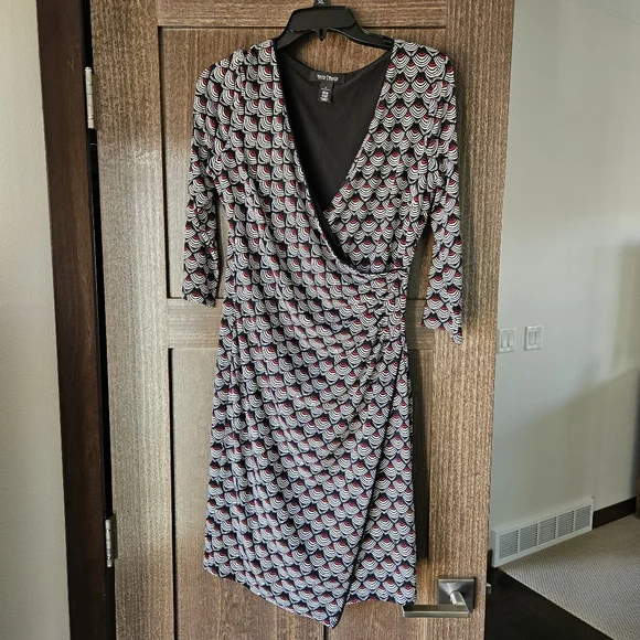 White House Black Market WBHM Faux Wrap Dress Geometric Design Size 6 - Picture 2 of 13
